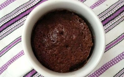 Mug cake de chocolate: torta individual exprés en el micro